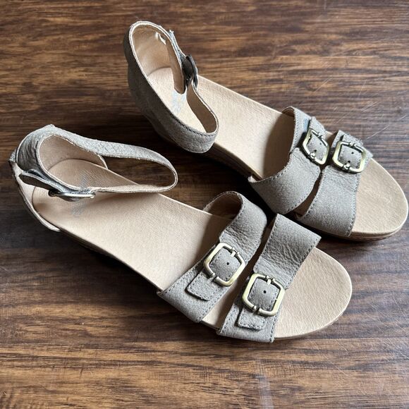 Dansko Women’s Sandals US 8.5 EU 39 Leather Griege Taupe Buckle Wedge Soft EUC - Picture 1 of 7